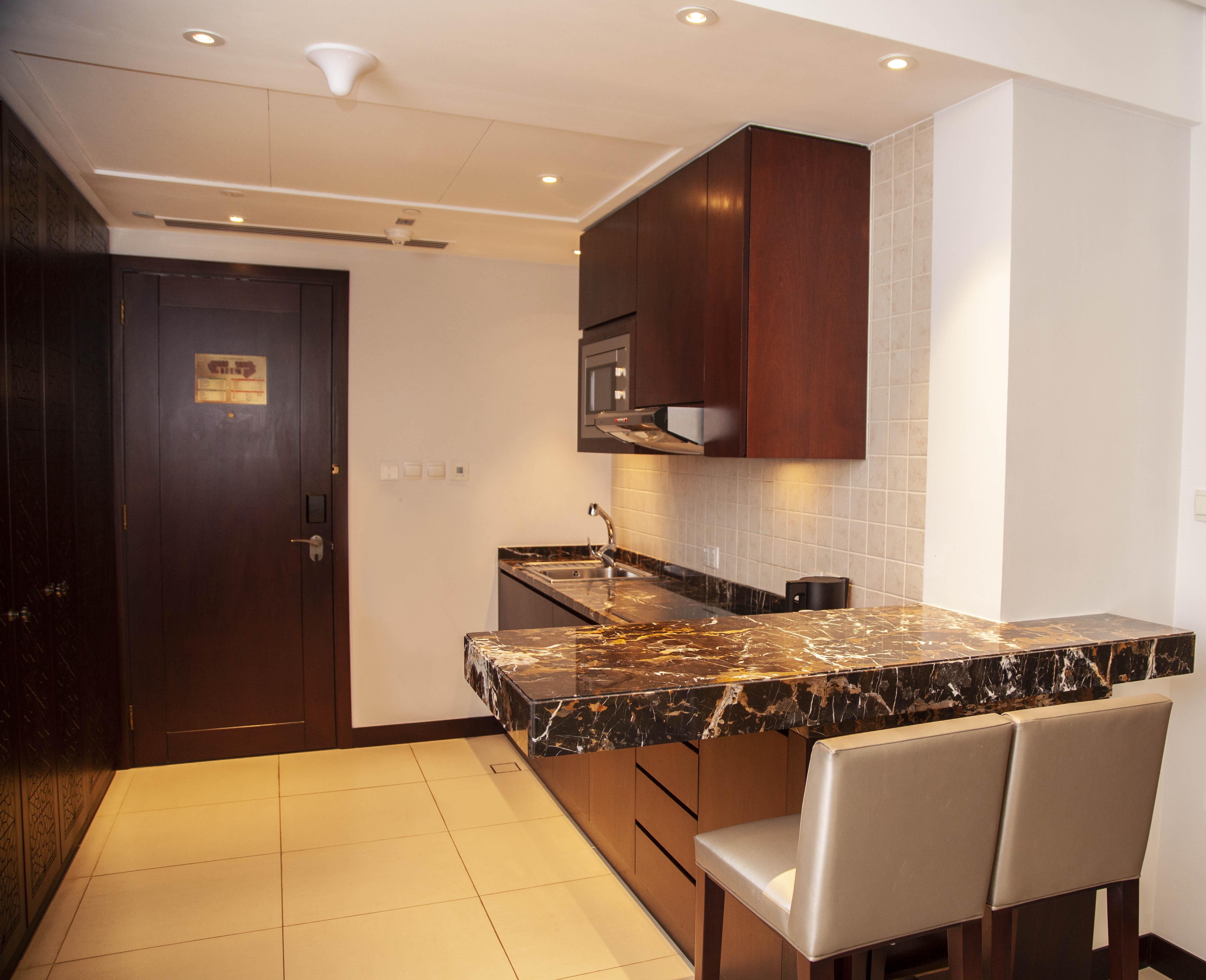 Bab Al Qasr Hotel Abu Dhabi Esterno foto A kitchen in a serviced apartment
