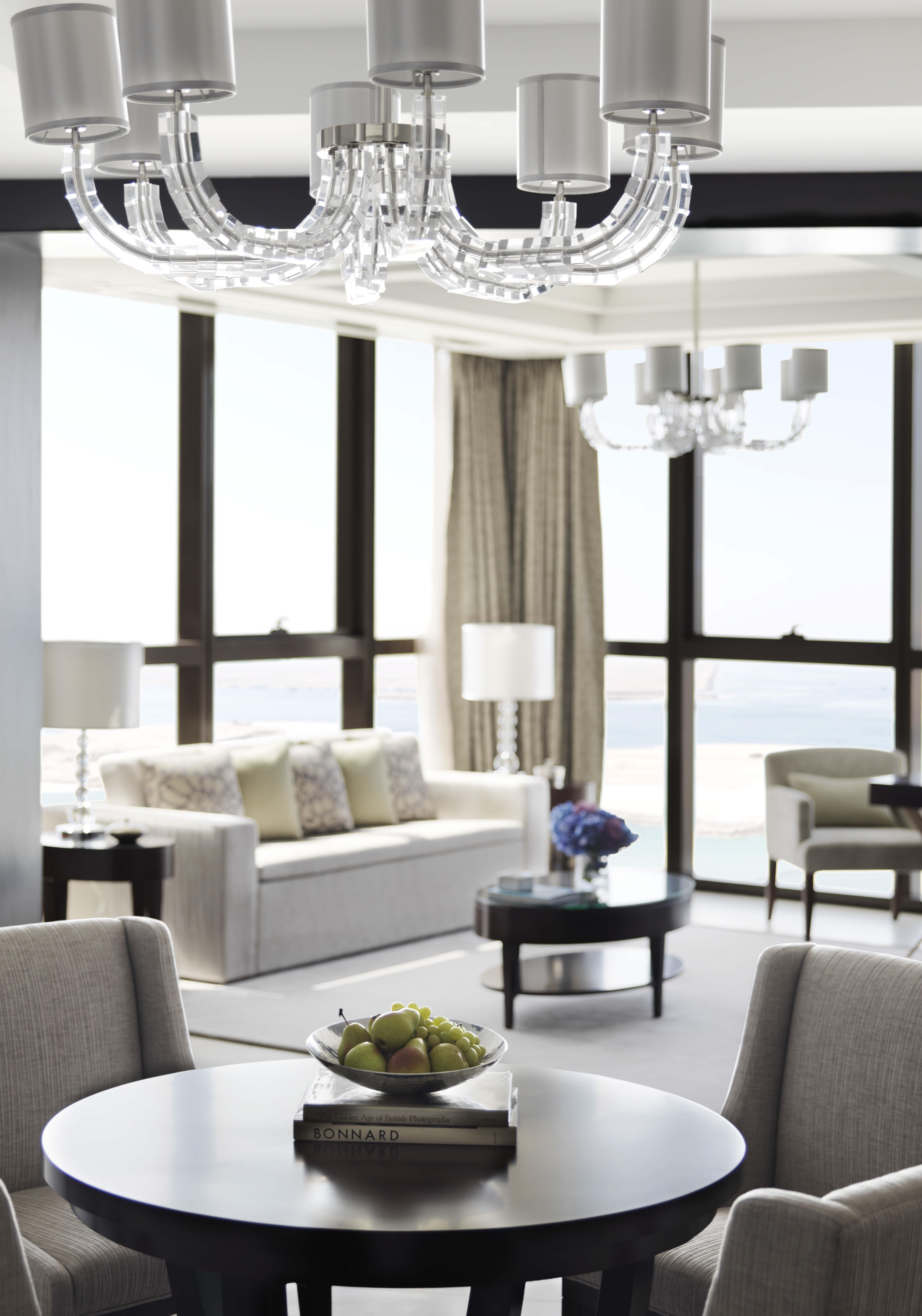 Bab Al Qasr Hotel Abu Dhabi Esterno foto A living room in a typical apartment