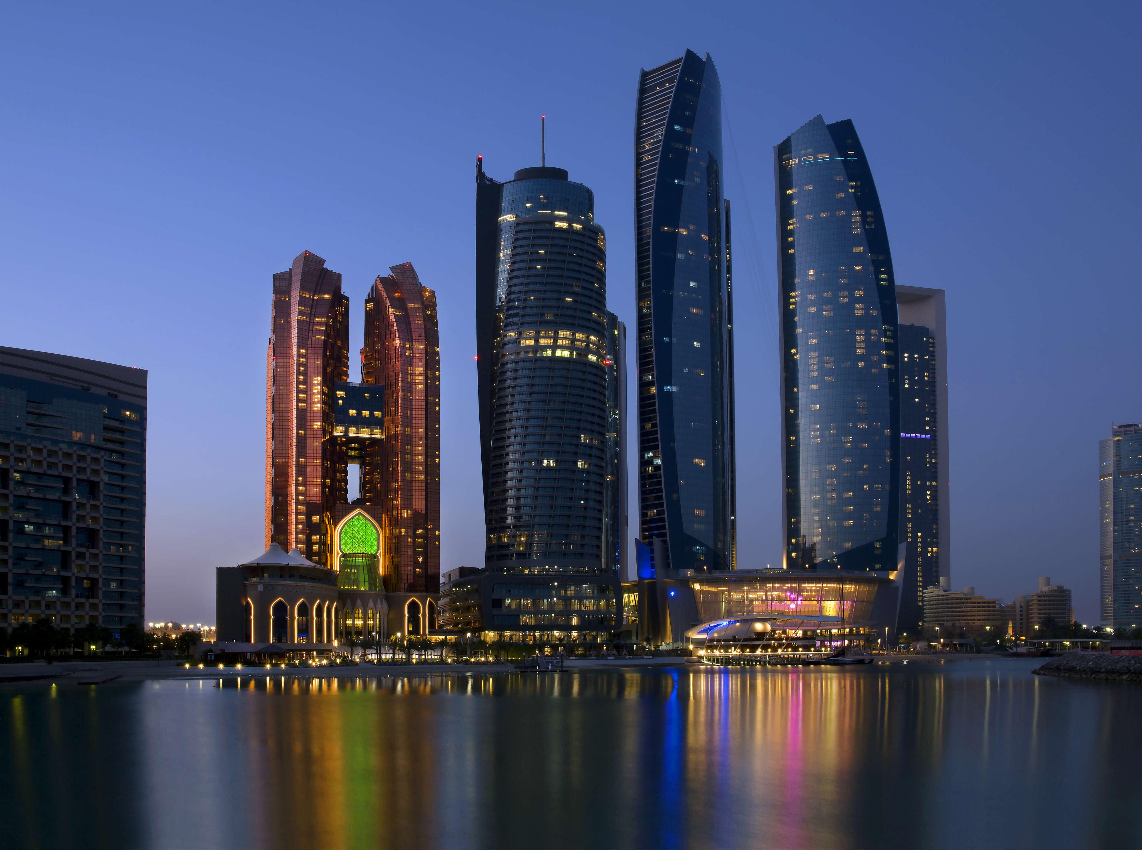 Bab Al Qasr Hotel Abu Dhabi Esterno foto Etihad Towers, the headquarters of Etihad Airways
