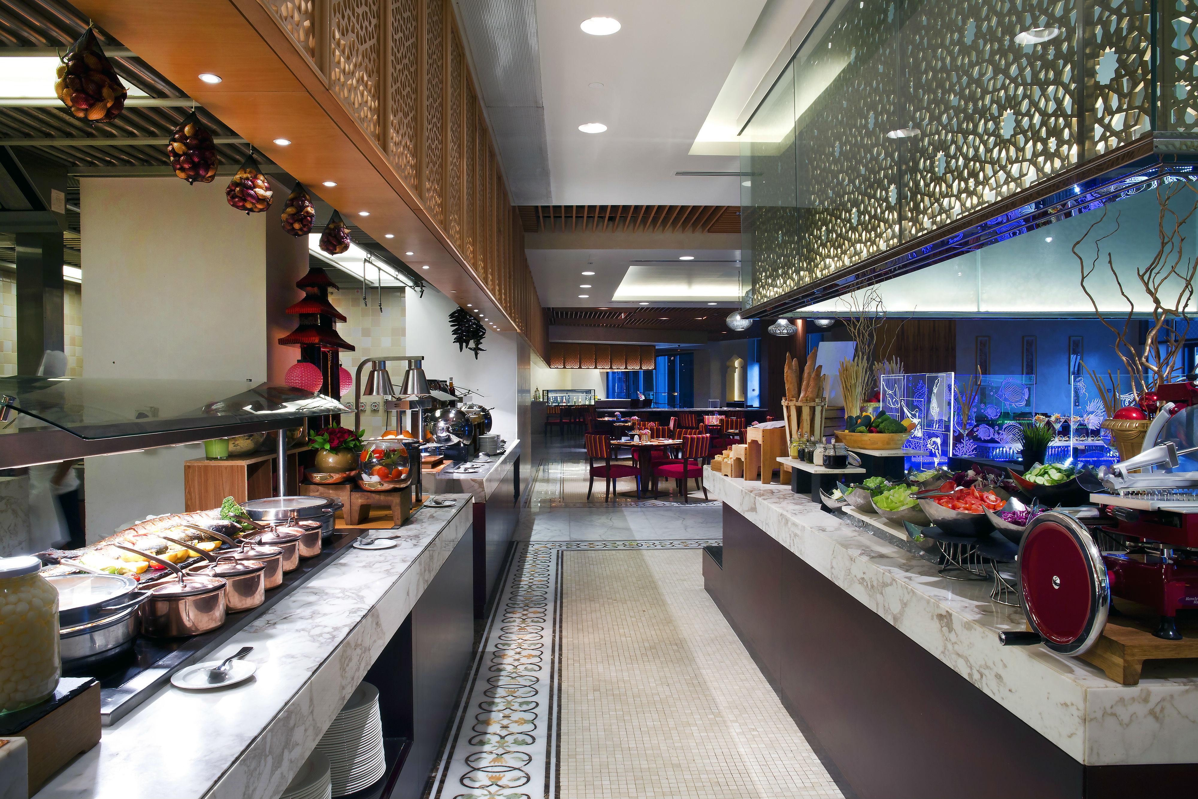 Bab Al Qasr Hotel Abu Dhabi Esterno foto The buffet at the restaurant
