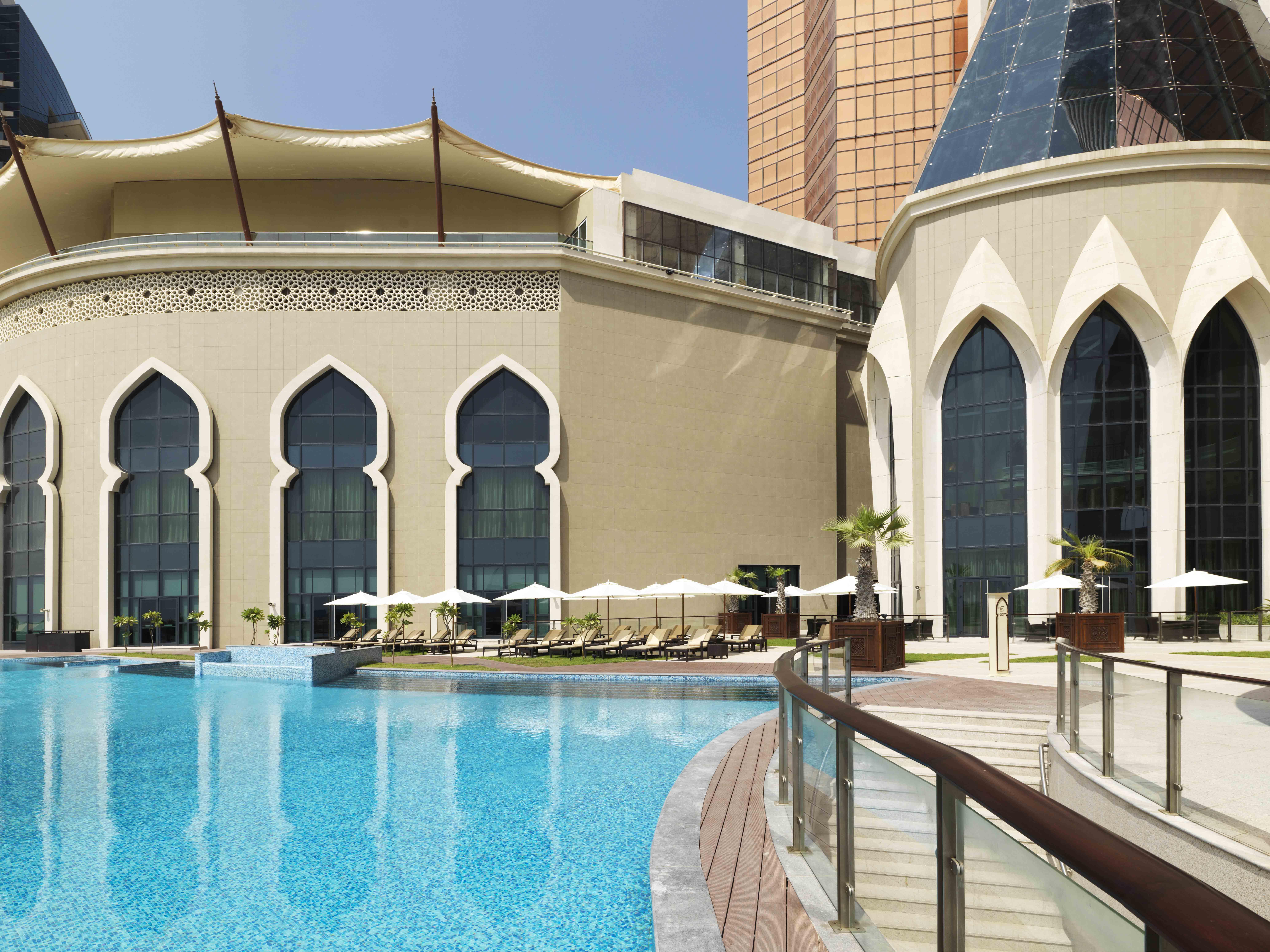 Bab Al Qasr Hotel Abu Dhabi Esterno foto The swimming pool at the hotel