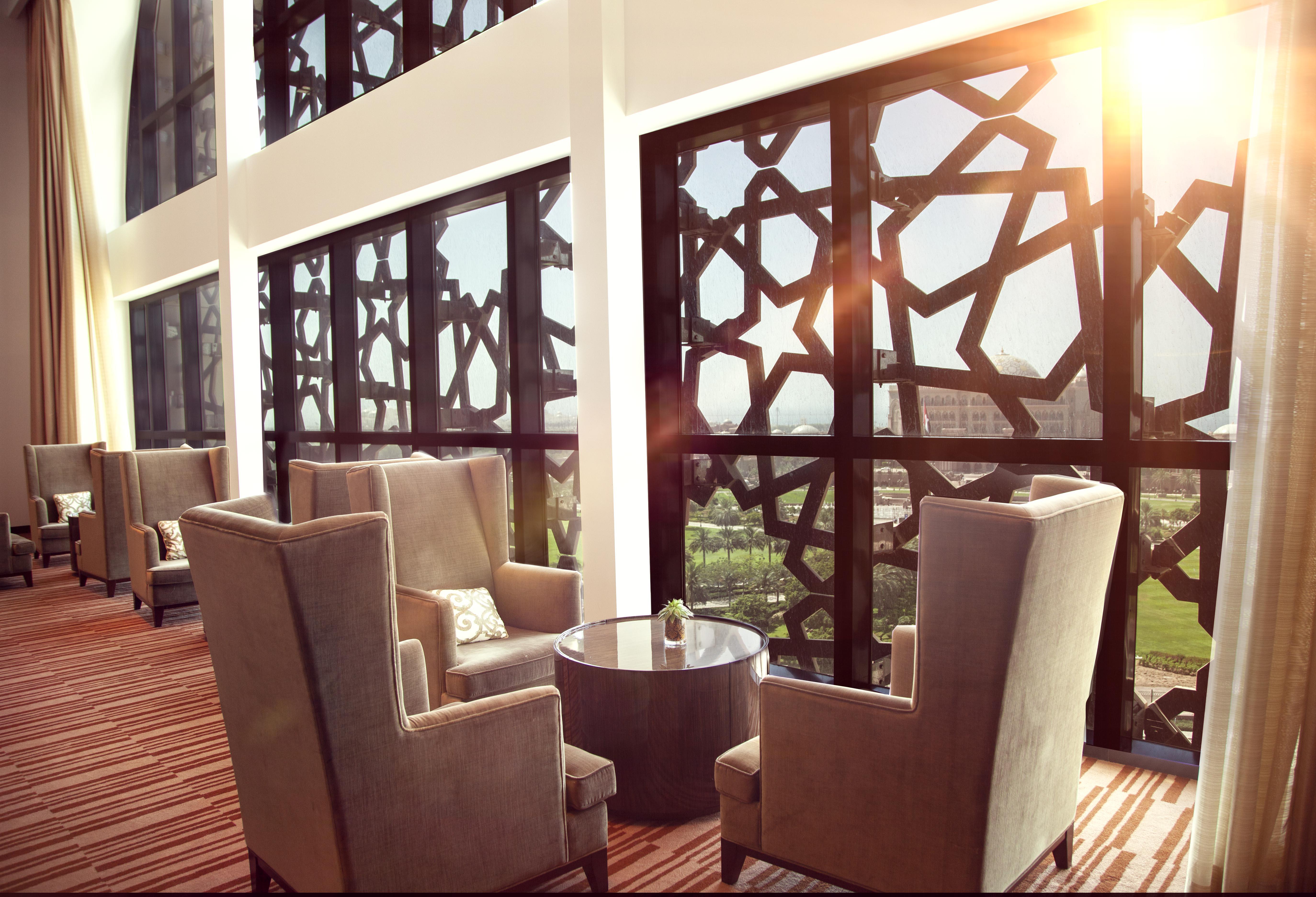 Bab Al Qasr Hotel Abu Dhabi Esterno foto The lounge at the airport