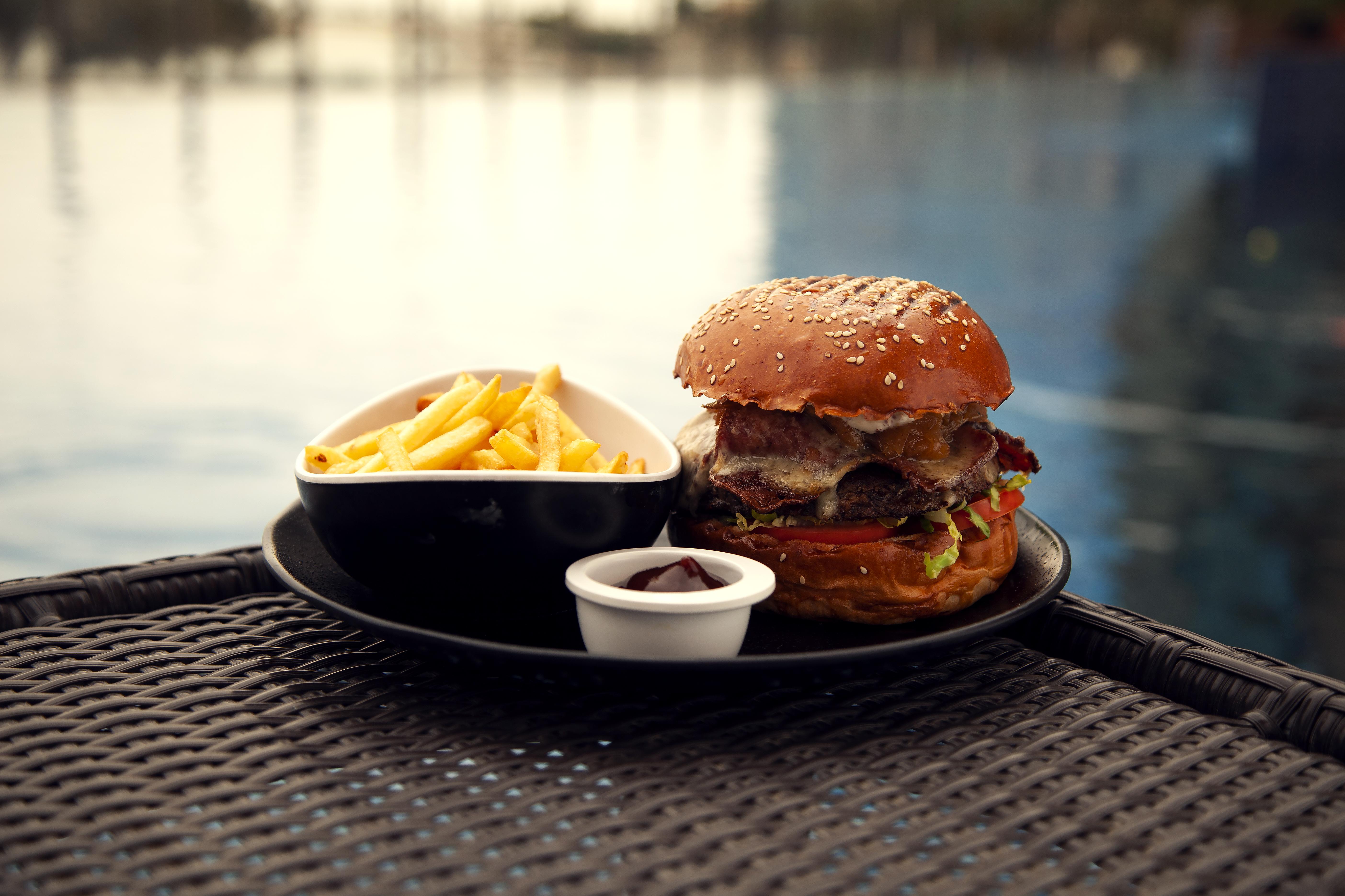 Bab Al Qasr Hotel Abu Dhabi Esterno foto A hamburger with chips