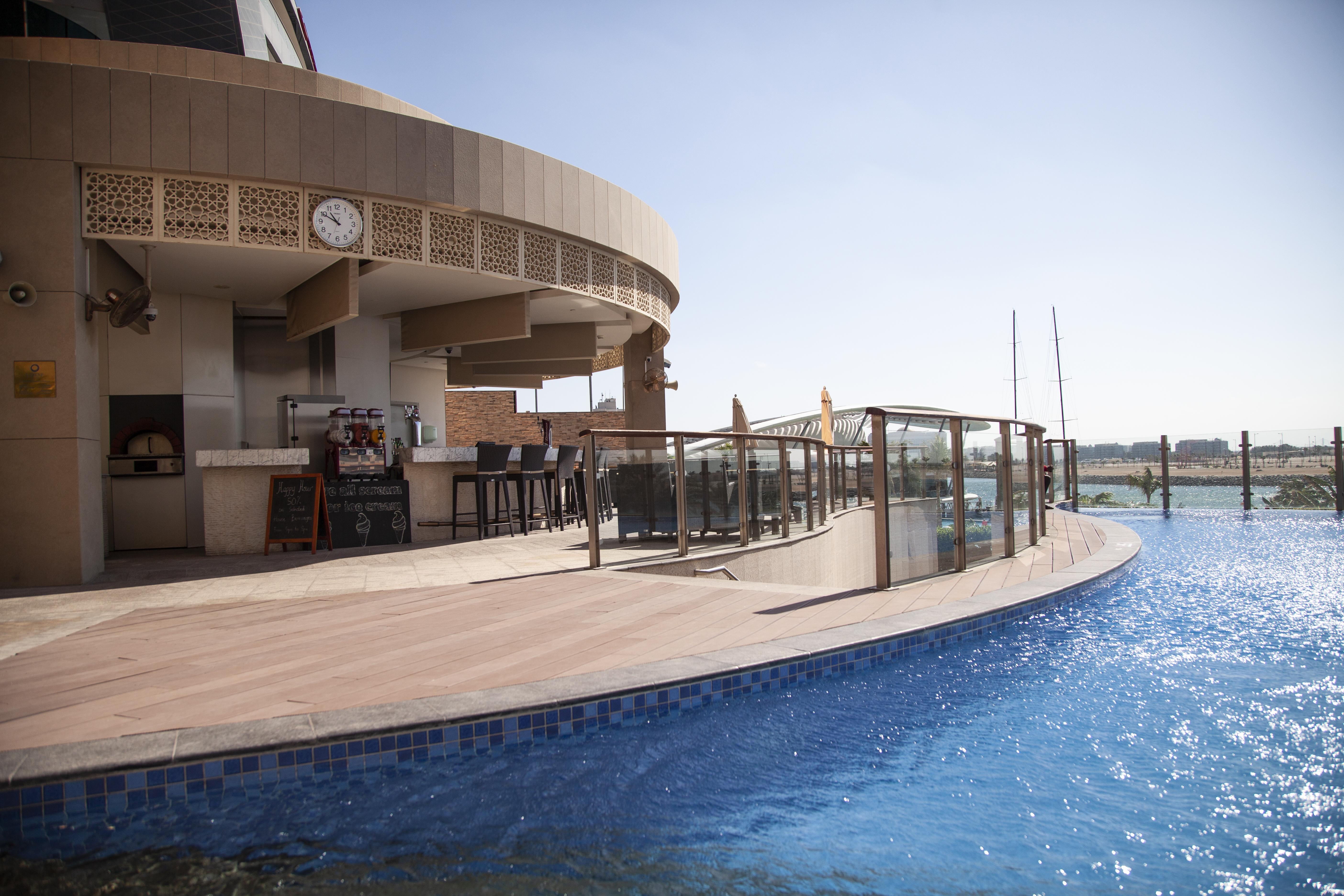 Bab Al Qasr Hotel Abu Dhabi Esterno foto The swimming pool at the hotel
