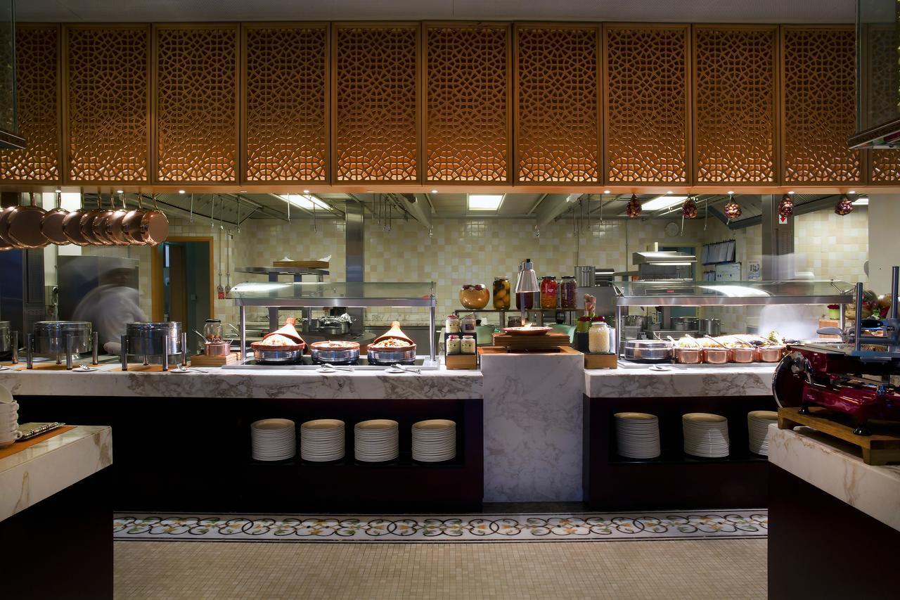 Bab Al Qasr Hotel Abu Dhabi Esterno foto The kitchen at the restaurant