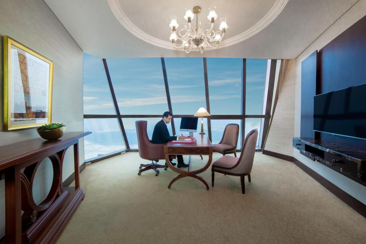 Bab Al Qasr Hotel Abu Dhabi Esterno foto A private office at the Hong Kong Club House