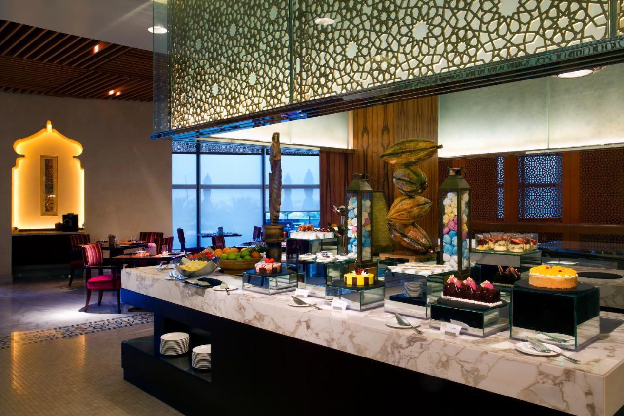 Bab Al Qasr Hotel Abu Dhabi Esterno foto The buffet at the hotel