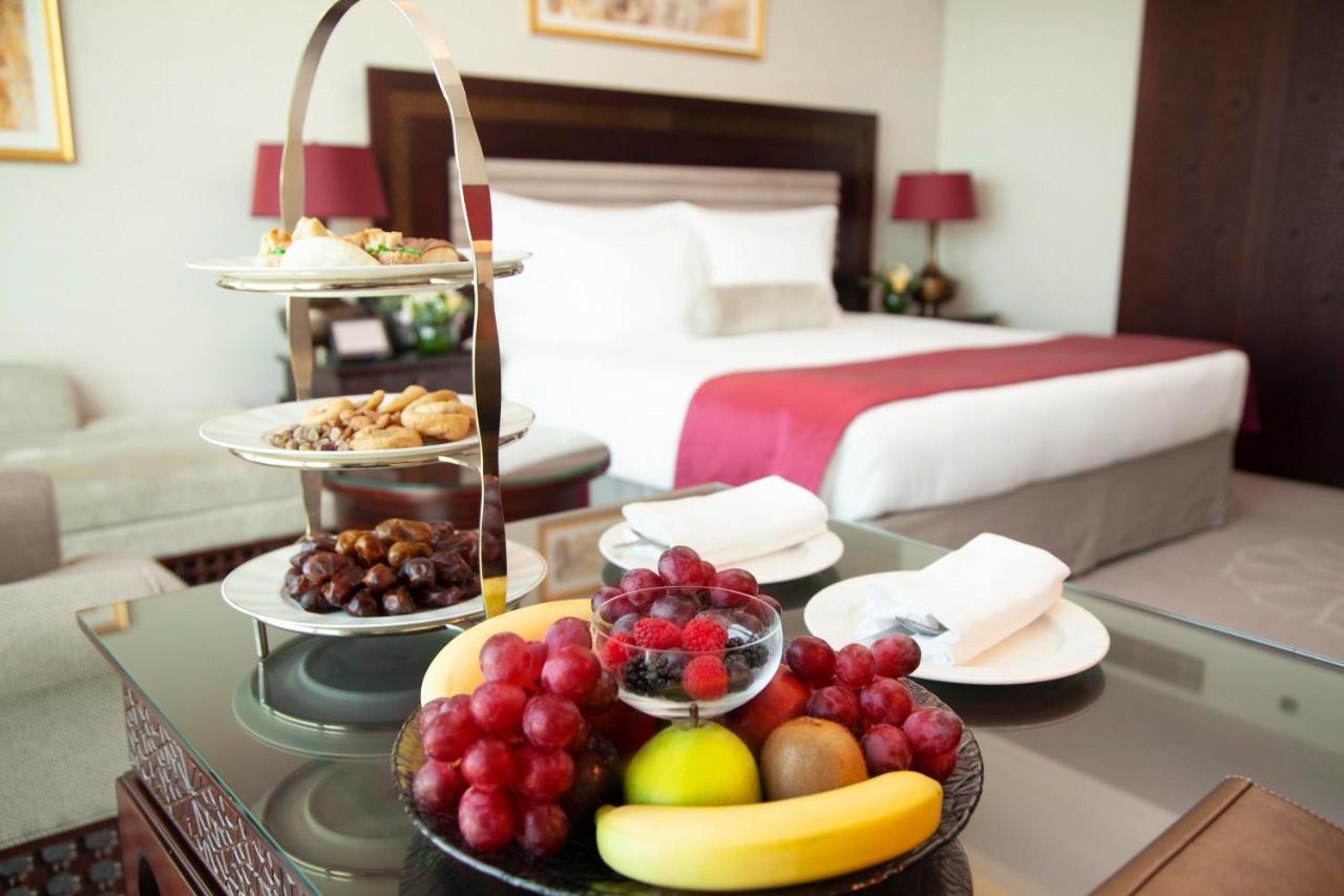 Bab Al Qasr Hotel Abu Dhabi Esterno foto Fruit platter