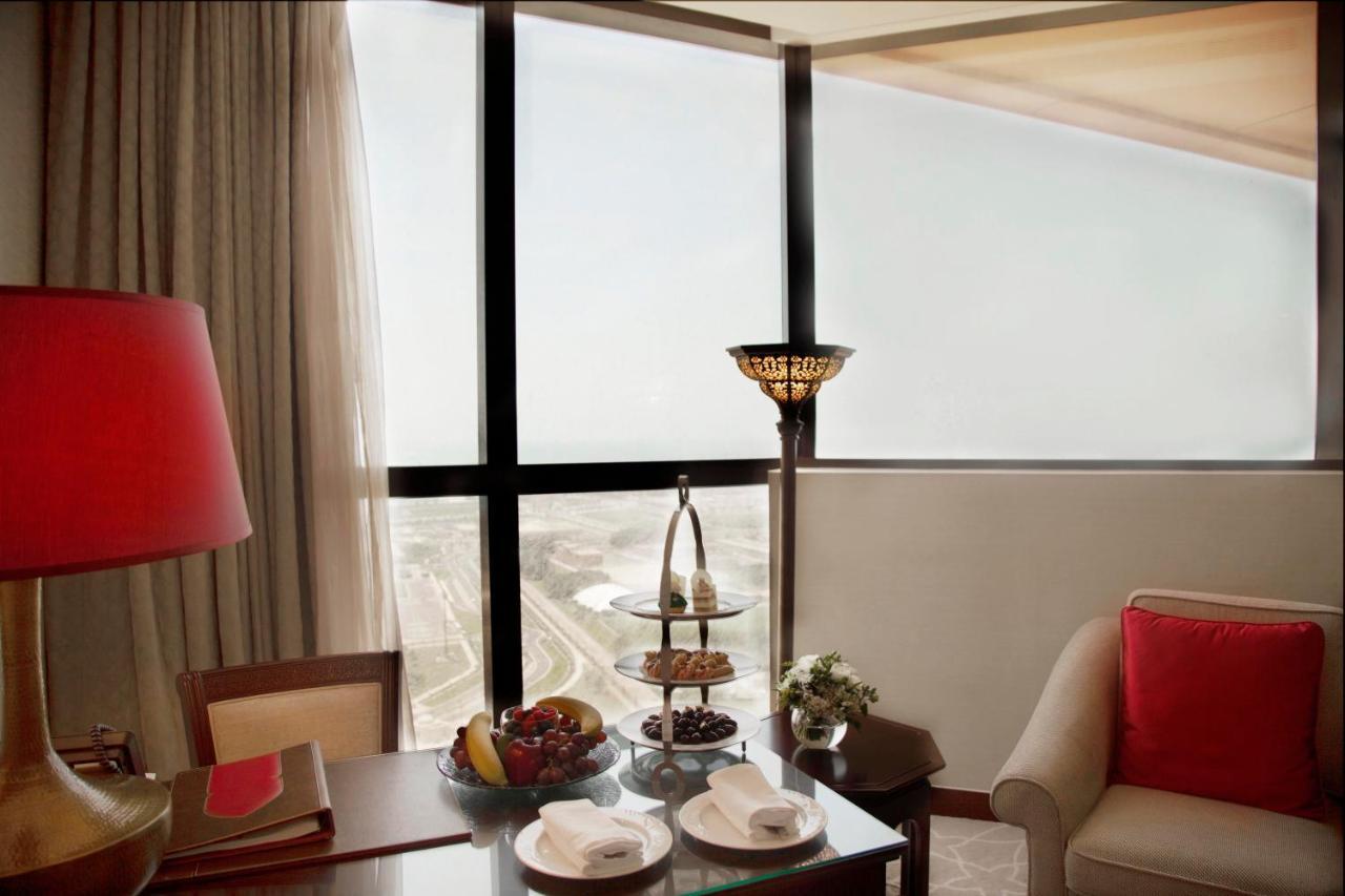Bab Al Qasr Hotel Abu Dhabi Esterno foto A suite at the Ritz-Carlton, Dubai